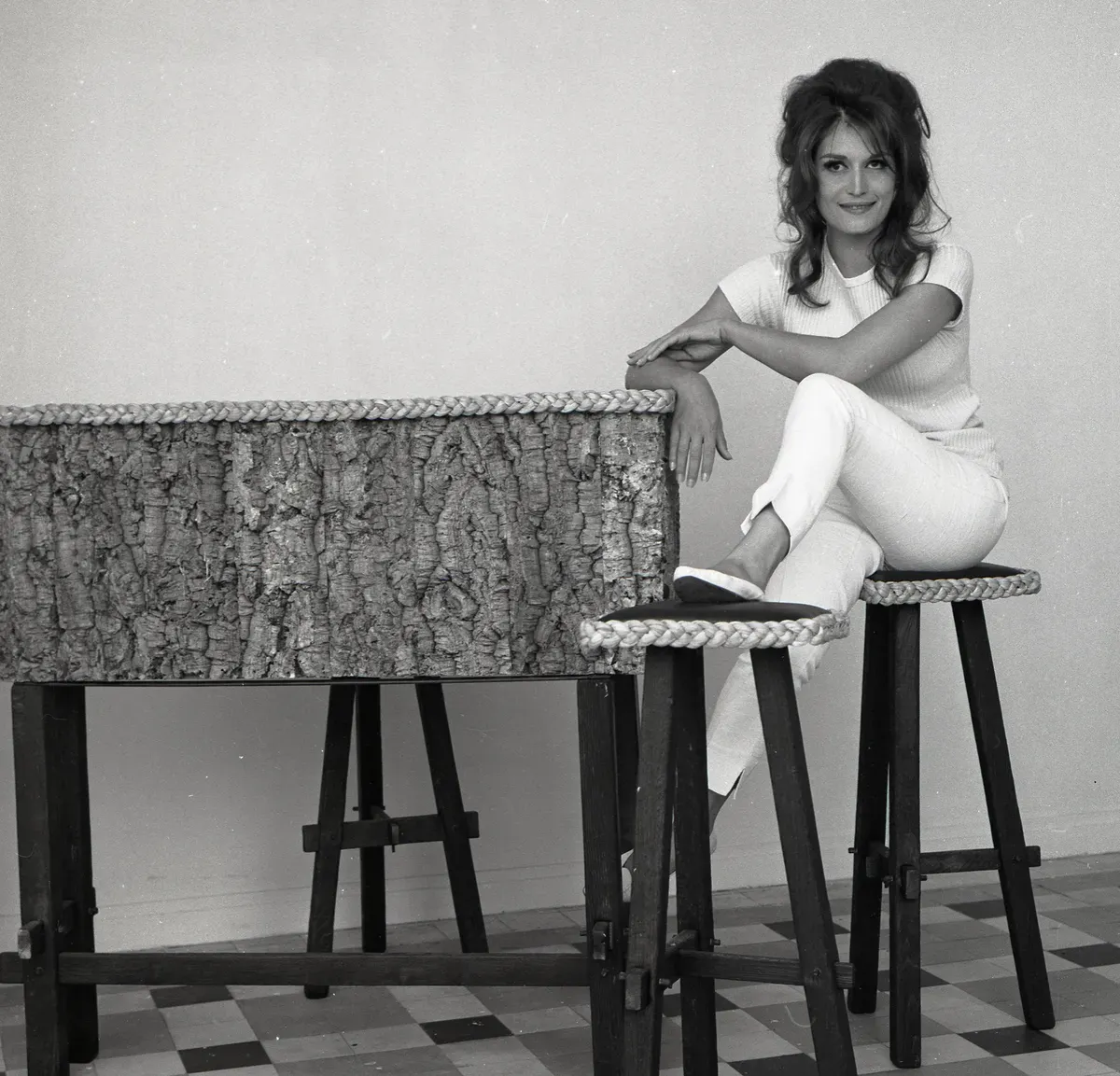 La chanteuse et actrice française d'origine égyptienne Dalida chez elle, à Paris. | Photo : Getty Images