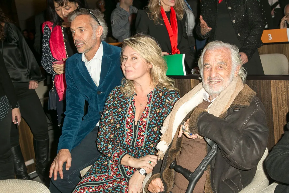 Luana Belmondo et Jean-Paul Belmondo assistent aux "Gazelles" mises en scène par Paul Belmondo en première à l'UNESCO à Paris, France. | Photo : Getty Images