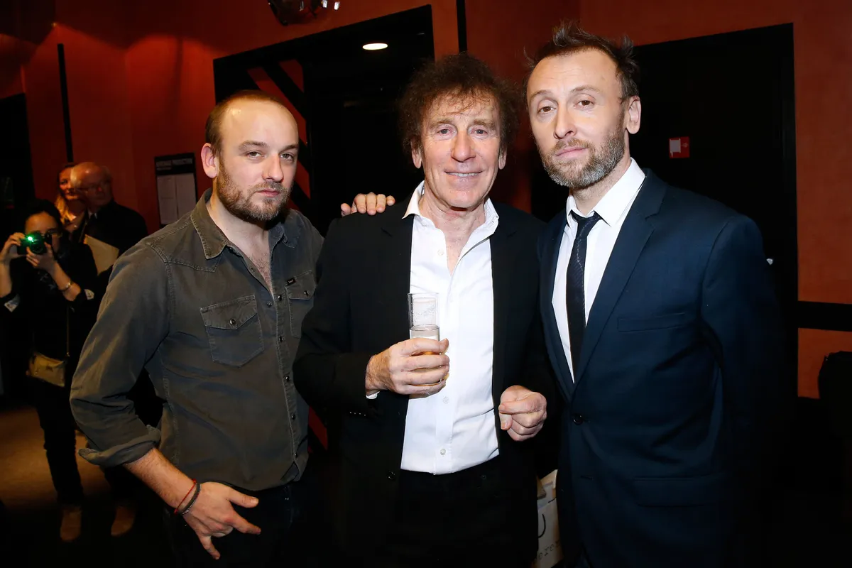 Alain Souchon en compagnie de ses fils Pierre et Charles prennent une pose | Photo : Getty Images