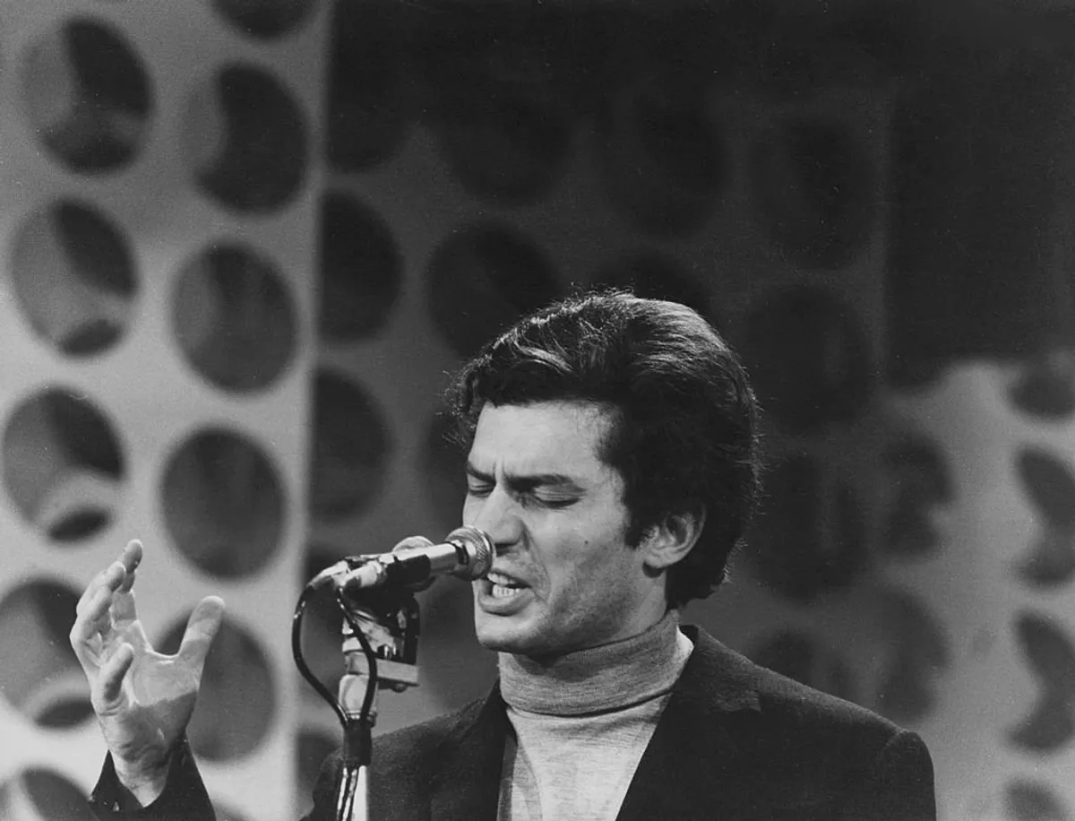 Luigi Tenco interprétant la chanson Ciao amore ciao lors du 17e Festival de musique de Sanremo. Sanremo, 26 janvier 1967. | Photo : Getty Images