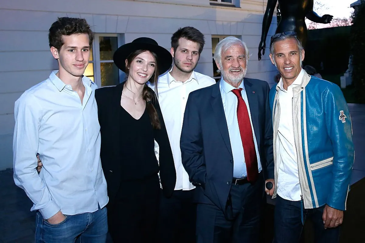 Jean-Paul Belmondo, Annabelle Waters Belmondo, Paul Belmondo, Alessandro et Victor le 13 avril 2015 à Boulogne-Billancourt, France | Photo : Getty Images