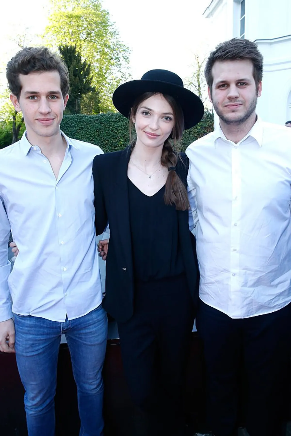 Annabelle Waters Belmondo debout entre ses cousins Alessandro Belmondo (R) et Victor Belmondo (L) assister au Musée Paul Belmondo célèbre son 5e anniversaire le 13 avril 2015 à Boulogne-Billancourt, France. | Photo : Getty Images
