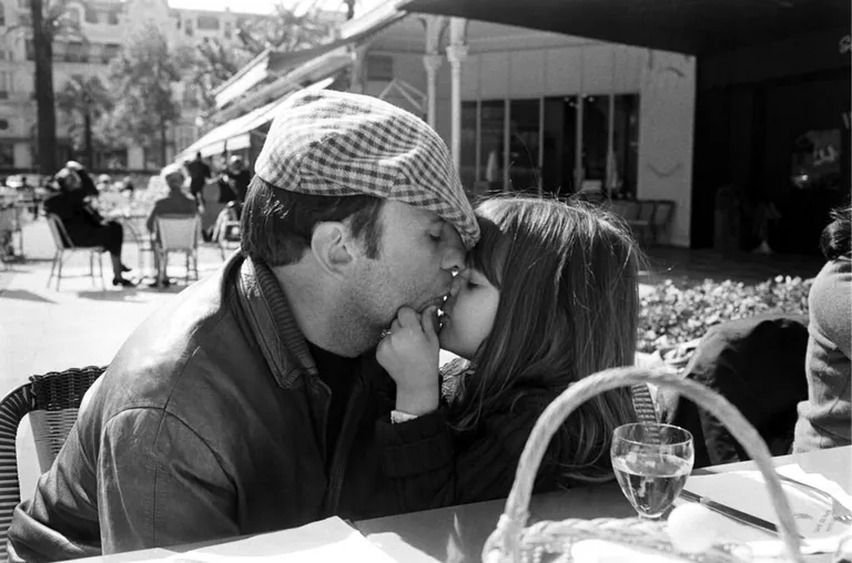 Marie Trintignant avec son père Jean-Louis lors de vacances sur la Côte d'Azur dans les années 1960. | Photo : Getty Images