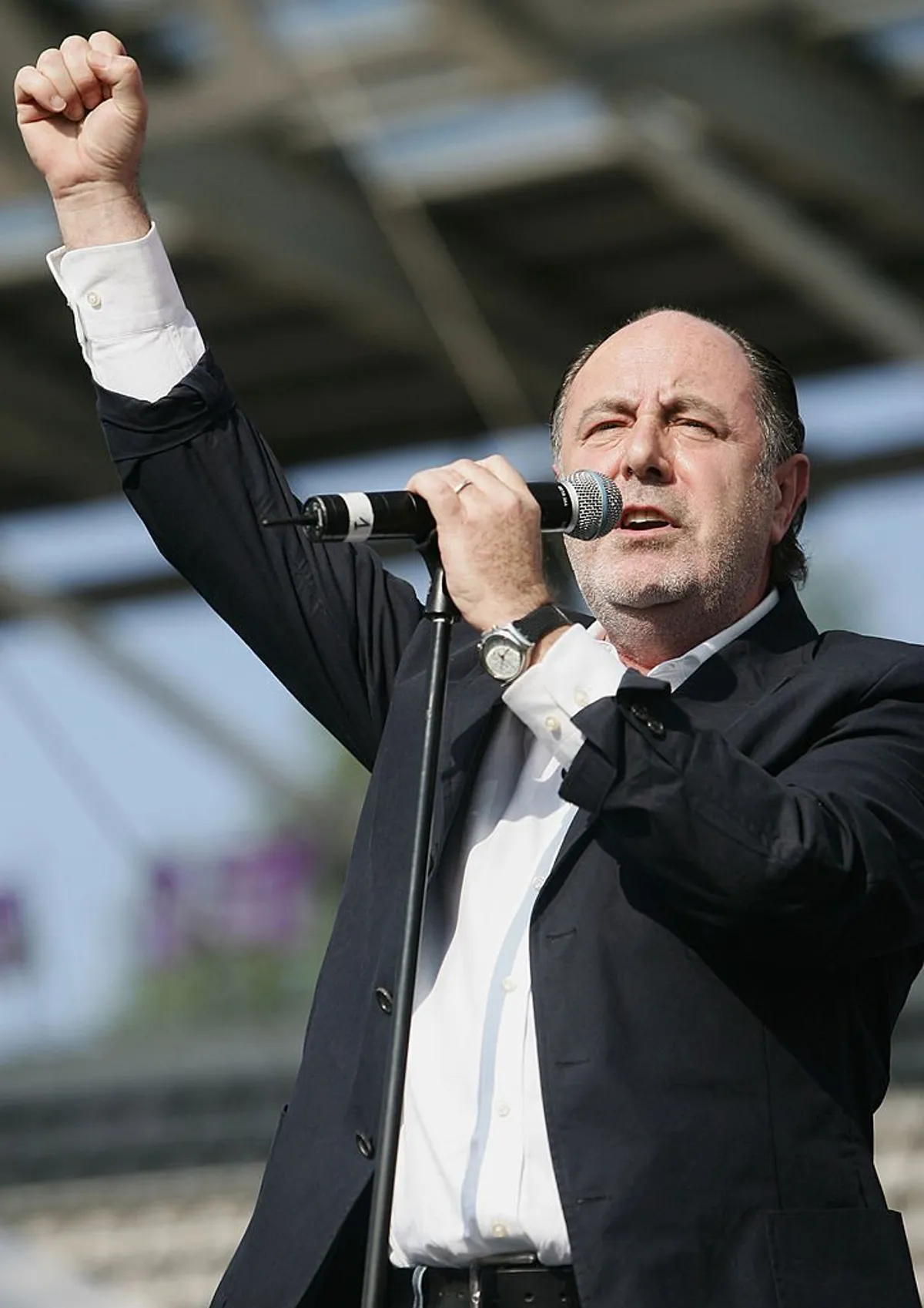 Le chanteur français Michel Delpech se produit sur scène avant le rassemblement de campagne de la candidate socialiste française à la présidence, Ségolène Royal, le 1er mai 2007 au stade Charlety à Paris. | Photo : Getty Images