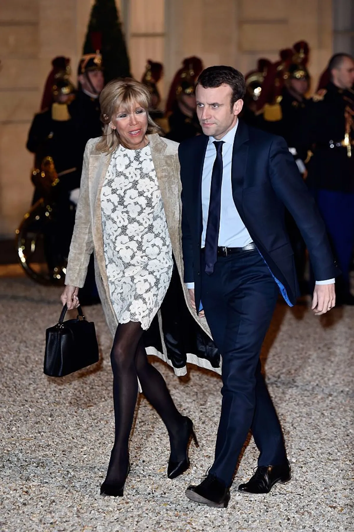 Emmanuel Macron (R) et son épouse Brigitte arrivent au dîner d'État en l'honneur du roi Willem-Alexander des Pays-Bas et de la reine Maxima le 10 mars 2016 à Paris, France. | Photo : Getty Images