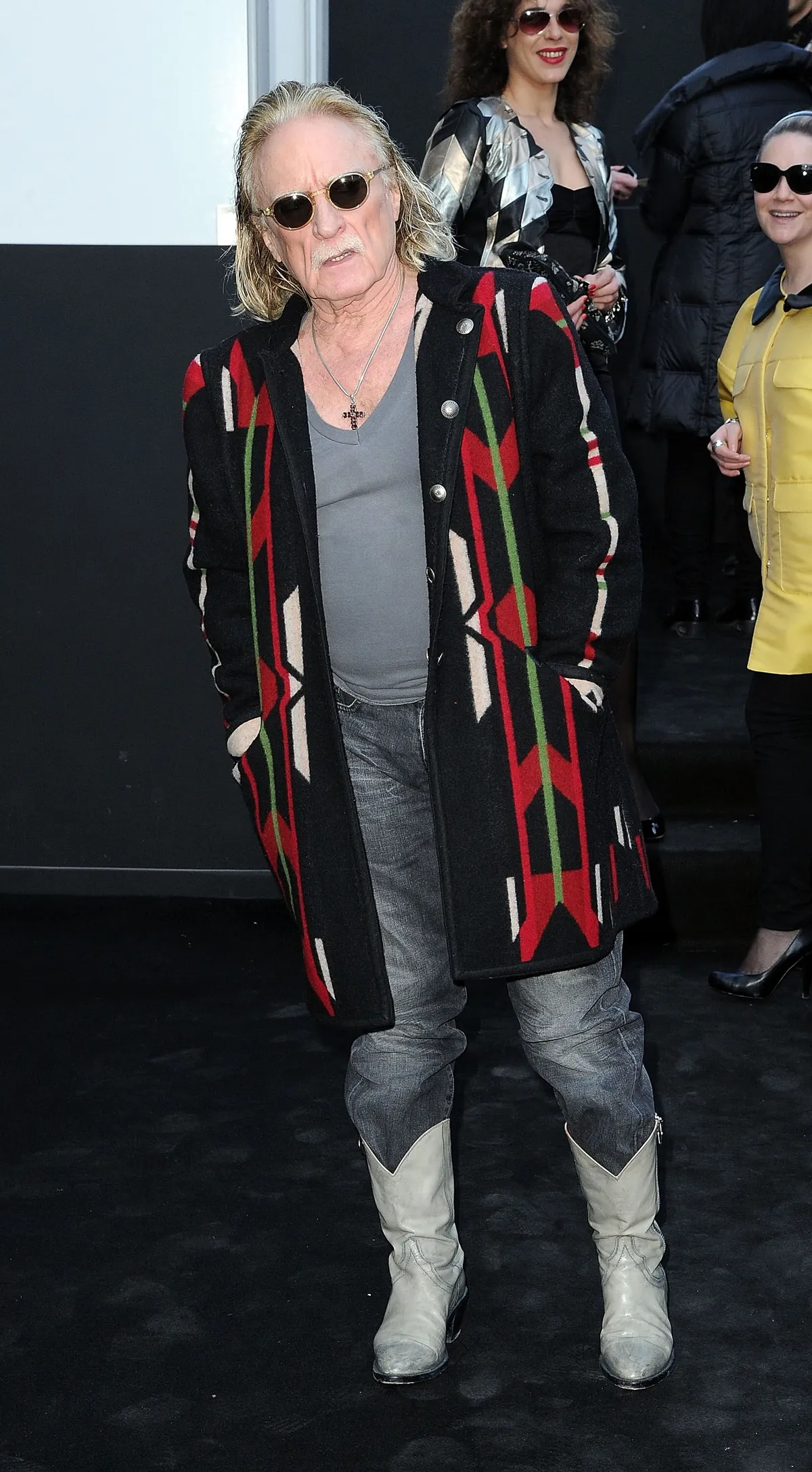 Daniel Bevilacqua (Christophe) un chanteur avec une botte blanche. | Photo : GettyImage