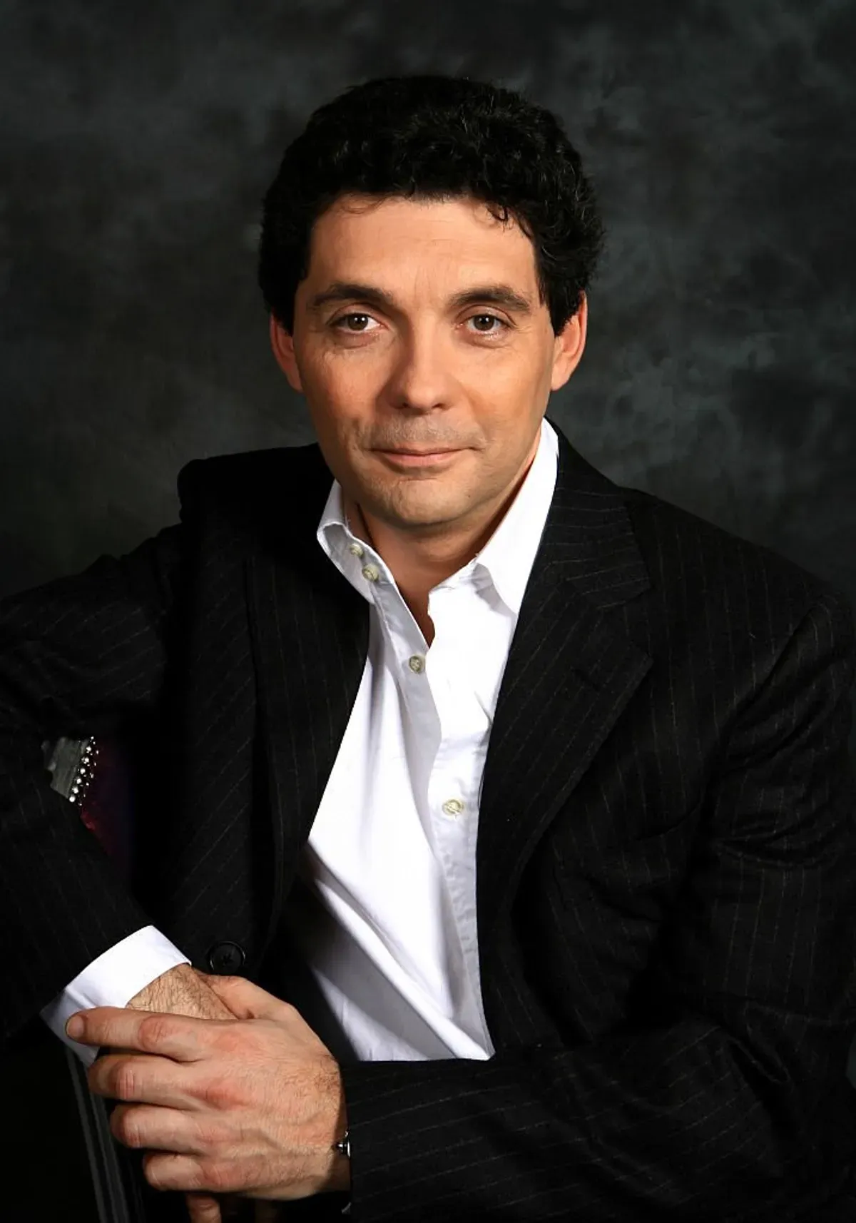 Thierry Moreau sur le plateau de l'émission "Piques et Polémiques". | Photo : Getty Images