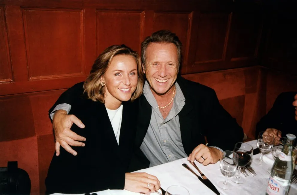 Karine et Yves Rénier le 16 septembre 1998 à Paris, France. І Photo : Getty Images