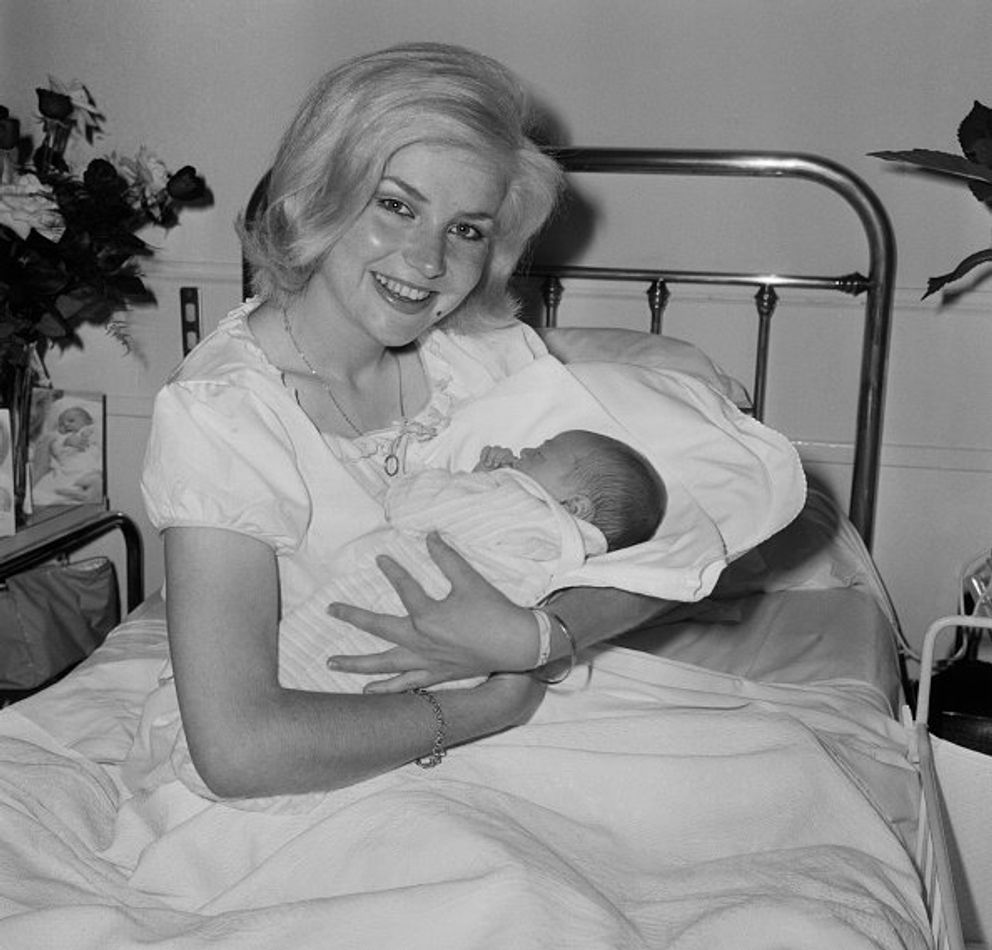 Michèle Torr presented her little boy Romain on June 19, 1967. |  Photo: Getty Images