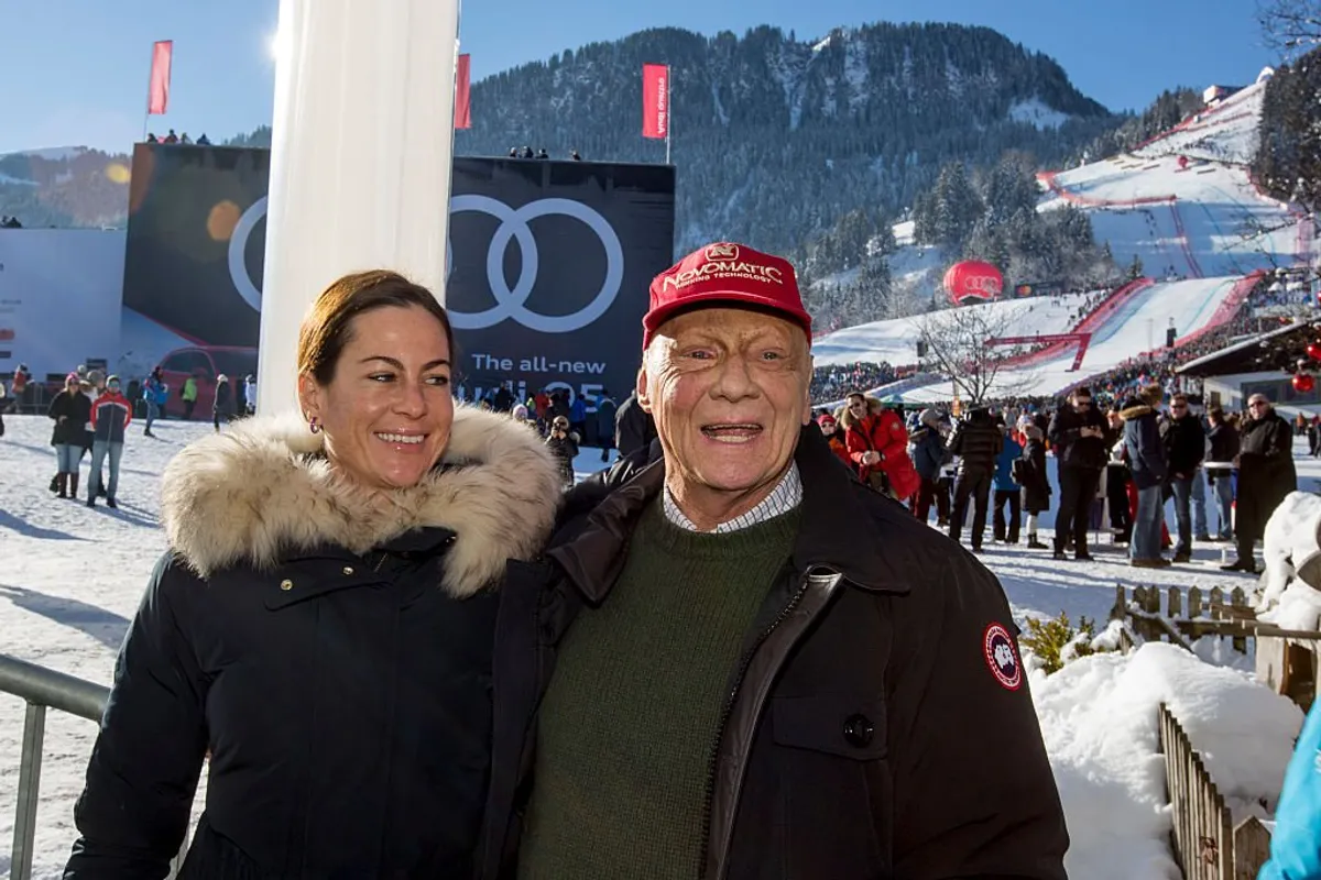Niki Lauda und seine Frau Birgit Wet Zinger posieren für ein Foto am 21. Januar 2017 in Kitzbühel, Österreich. | Quelle: Getty Images
