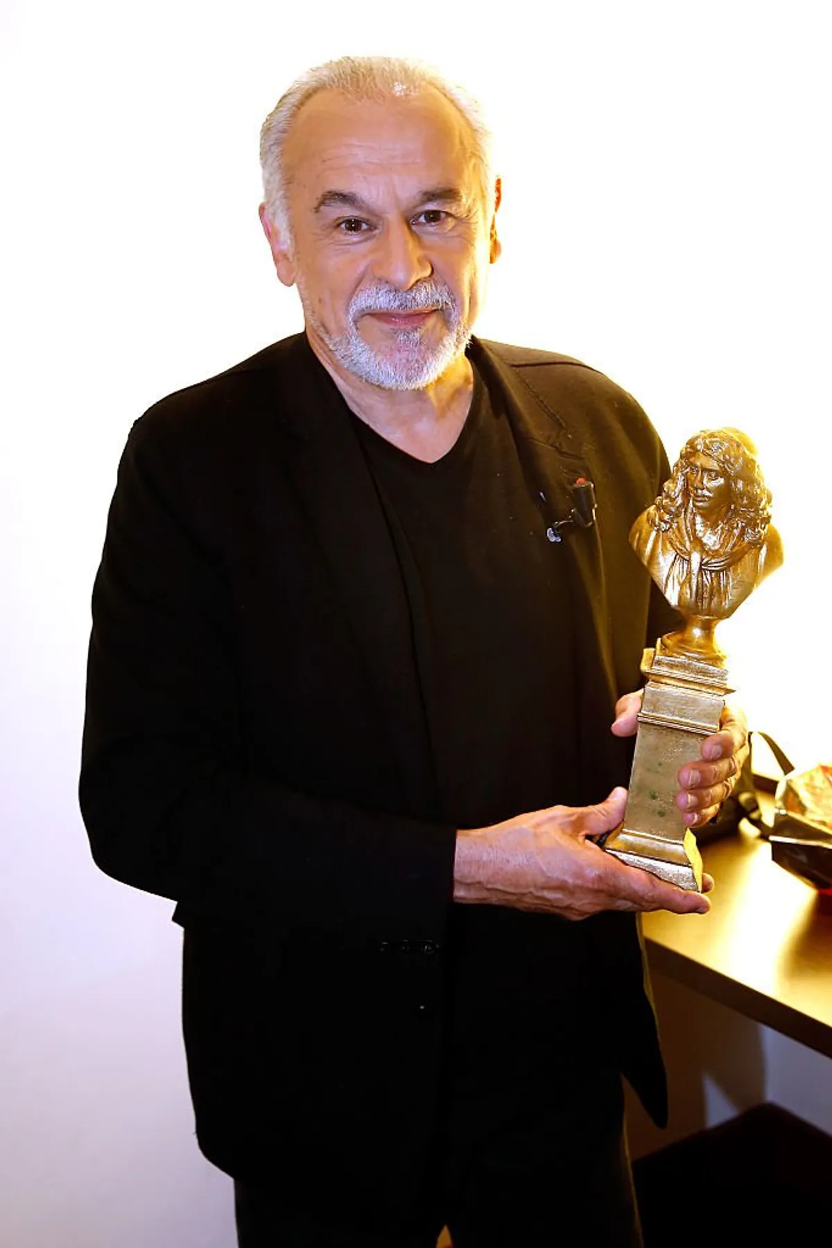 Francis Perrin présente la pièce de théâtre "Moliere malgre moi'', réalisée au Théâtre de la Gaite Montparnasse, lors de l'émission de télévision française "Vivement Dimanche'' au Pavillon Gabriel le 13 mai 2015 à Paris, France. | Photo : Getty Images