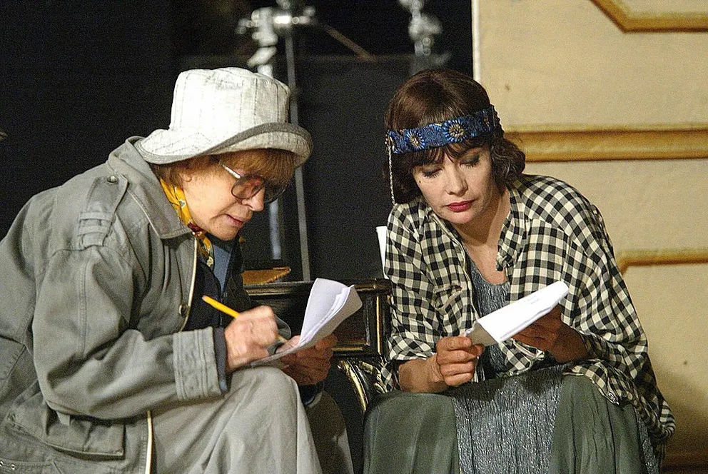 Une photo de Marie Trintignant et sa maman Nadine, lors du tournage à Vilnius, le 2 juillet 2003 | photo : Getty Images
