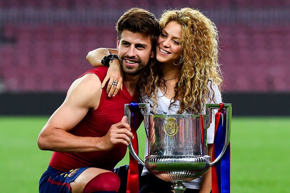 Gerard Pique du FC Barcelone et Shakira posent avec le trophée après que le FC Barcelone a remporté le match final de la Copa del Rey contre l'Athletic Club au Camp Nou le 30 mai 2015 à Barcelone, en Espagne. І Source : Getty Images