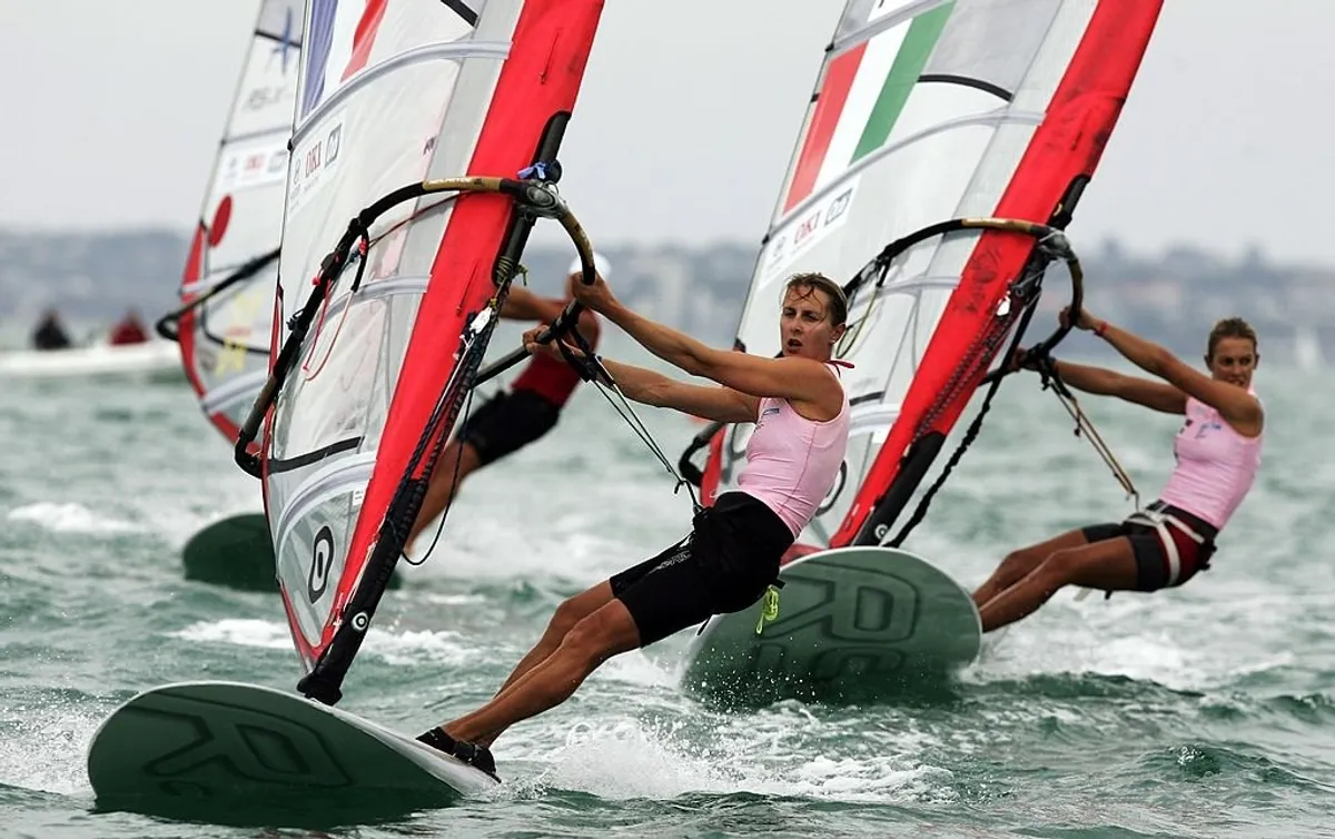 La Française Lise Vidal (à gauche) et l'Italienne Flavia Tartaglini (à droite) lors des championnats de planche à voile RSX à Takapuna Beach le 17 janvier 2008 à Auckland, en Nouvelle-Zélande. | Photo : Getty Images