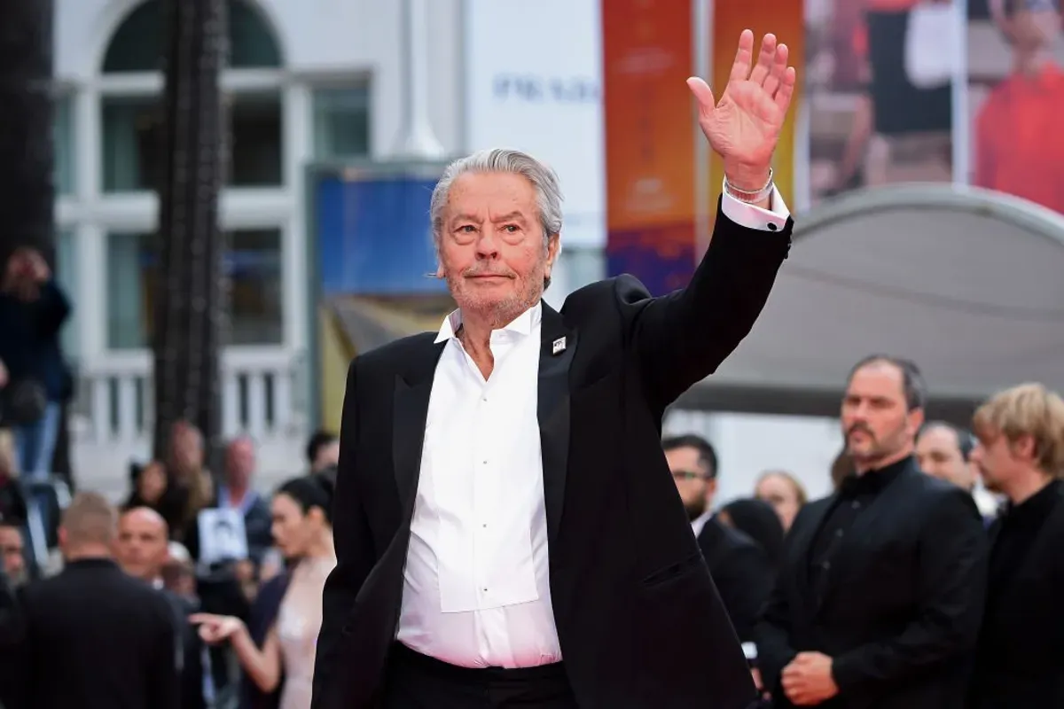 Alain Delon saluant la foule. | Photo : Getty Images