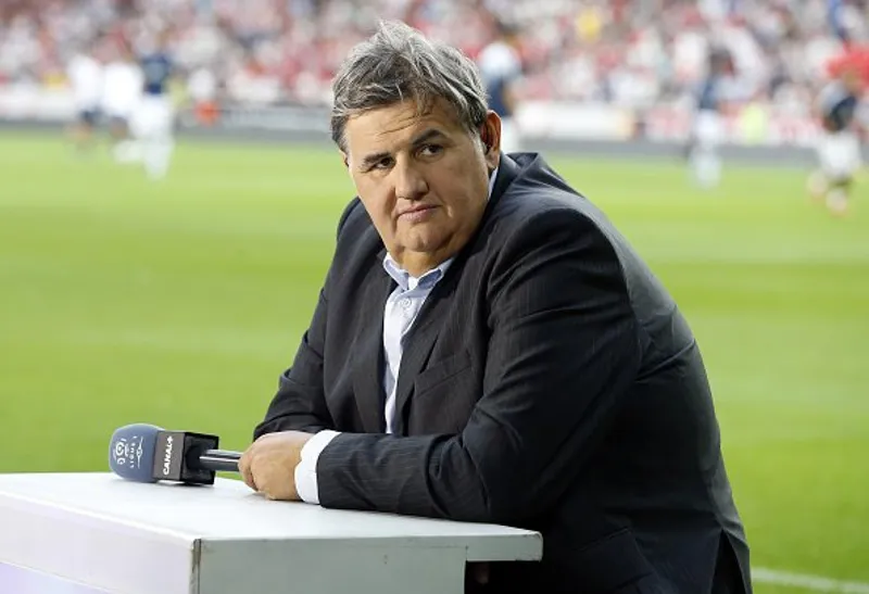 Pierre Ménès de Canal Plus commente le match de Ligue 1 française. |Photo :Getty Images