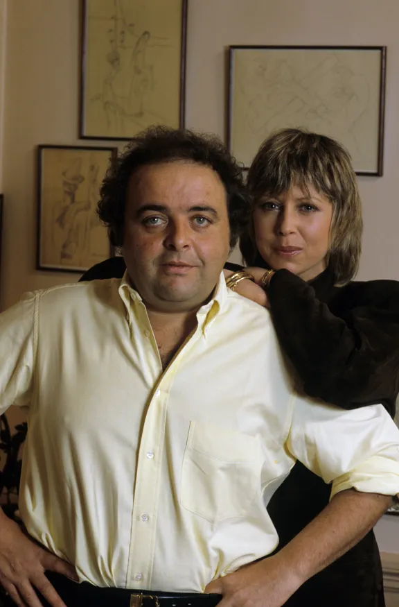 Paris- 14 avril 1986- Portrait de Jacques VILLERET chez lui avec son épouse Irina, posant enlacés. | Photo : Getty Images