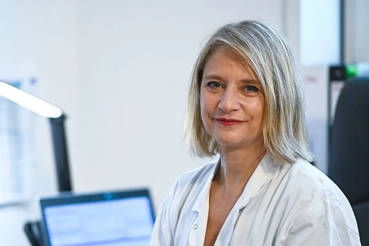 Karine Lacombe pose à l'hôpital Saint-Antoine à Paris.|Photo : Getty Images