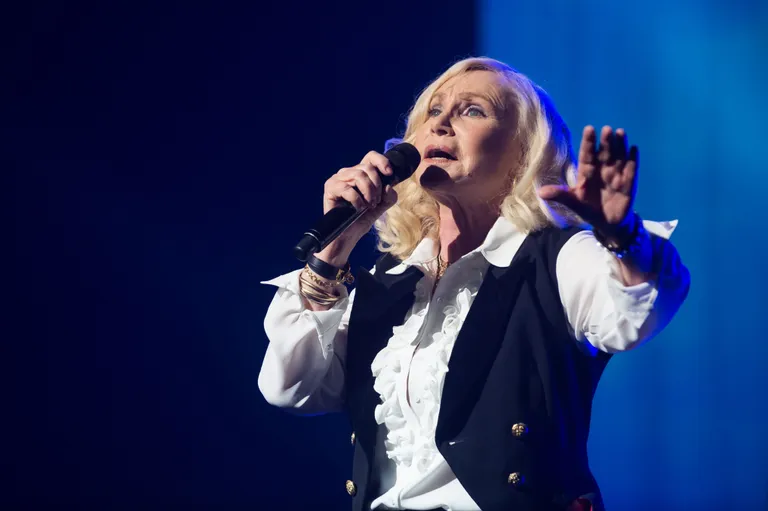 Michele Torr en concert live lors de 'Rendez-vous avec les Stars' le 15 novembre 2014 à l'Aréna de Genèves, Suisse. | Photo : Getty Images