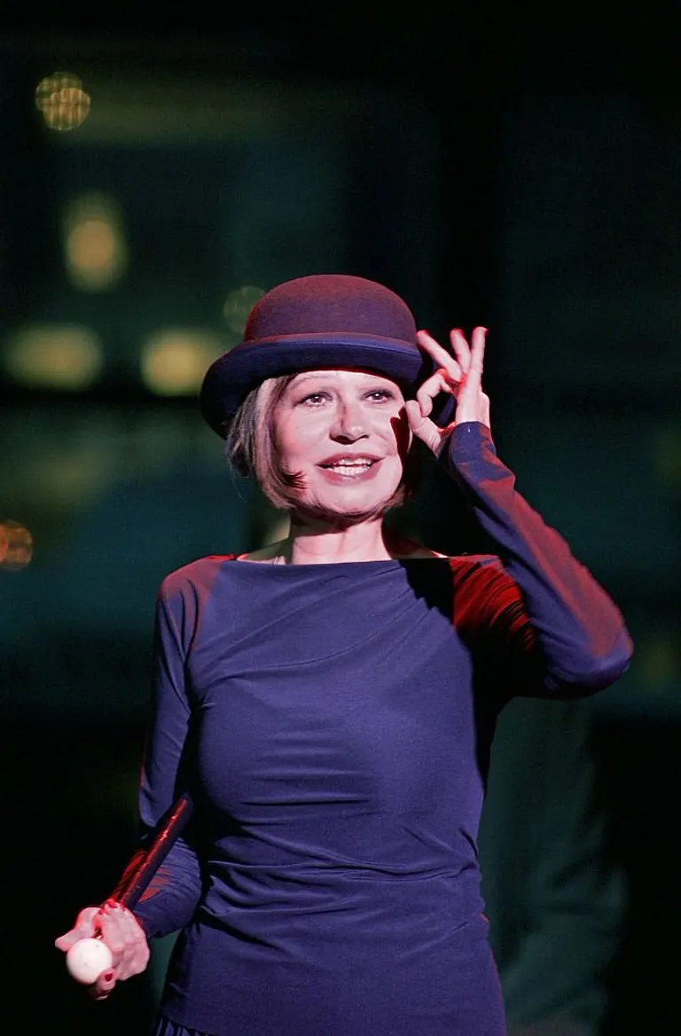La chanteuse et comédienne Guesch Patti répète une scène de L'Opéra de quat'sous de Bertolt Brecht, le 25 septembre 2004. | Photo : Getty Images