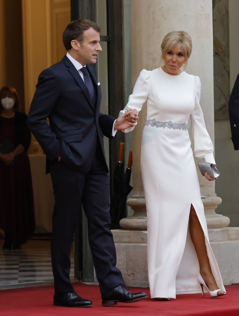 Emmanuel Macron et la première dame française Brigitte Macron sont photographiés avant un dîner d'État avec le président italien Sergio Mattarella (non vu) au palais de l'Élysée à Paris, en France, le 05 juillet 2021. | Photo : Getty Images