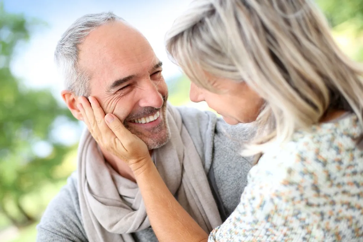 Un couple âgé heureux | Photo : Shutterstock