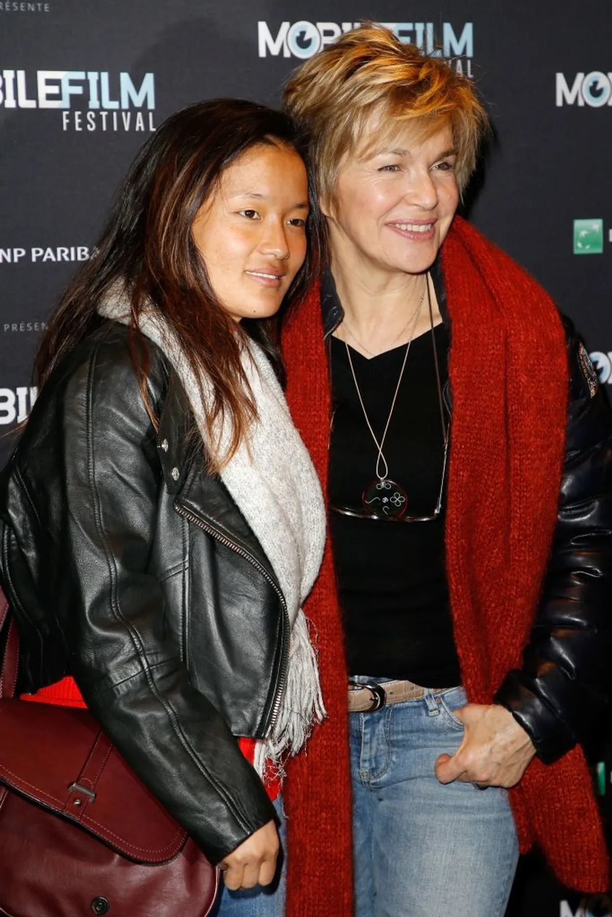 L'actrice Véronique Jannot et sa fille Migmar participent au "Festival du film mobile 2018" à la bibliothèque Mk2 le 13 mars 2018 à Paris, France. | Photo : Getty Images