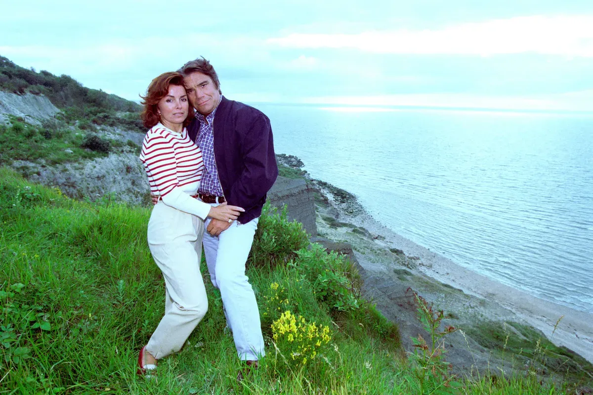 Bernard et Dominique Tapie sur une falaise normande en juillet 1996, France. | Photo : Getty Images