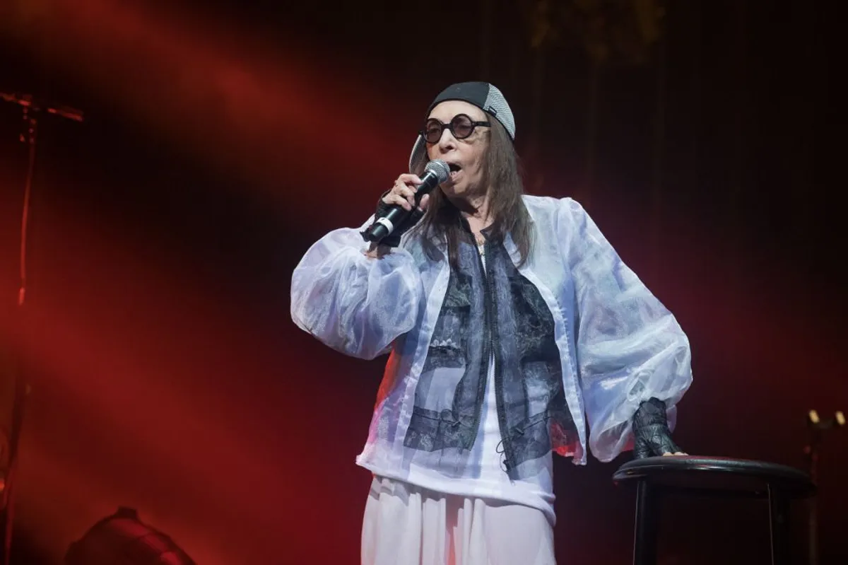 Brigitte Fontaine se produit lors du spectacle Immortel à la mémoire d'Alain Bashung au Grand Rex le 2 octobre 2019 à Paris. | Photo : Getty Images