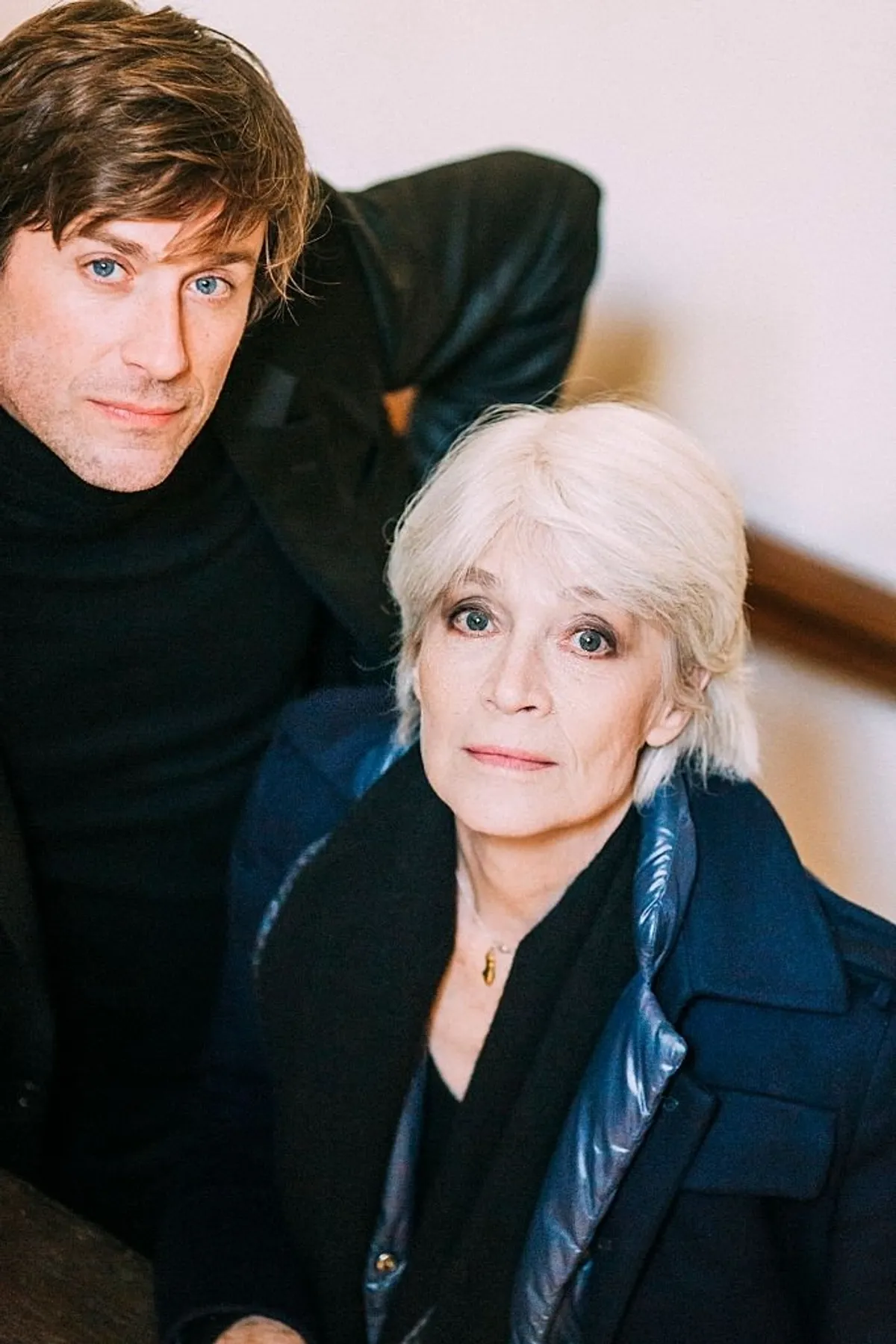La chanteuse Françoise Hardy et Thomas Dutronc sont photographiés pour Paris Match le 1er novembre 2016 à Paris, en France. | Photo : Getty Images
