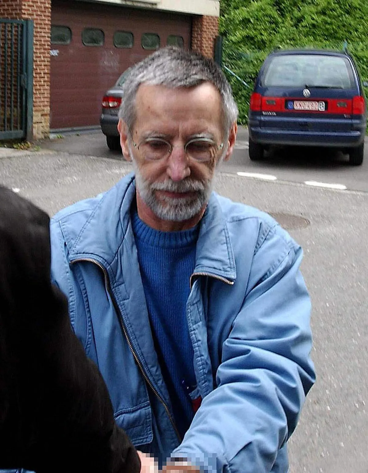 Michel Fourniret arrive le 1er juillet 2004 au palais de justice de Dinant. | Photo : Getty Images