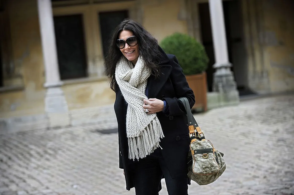 L'actrice française Astrid Veillon arrive pour assister à la 149e édition de la vente aux enchères de vin des Hospices de Beaune, le 15 novembre 2009 à Beaune, dans le centre de la France. | Photo : Getty Images