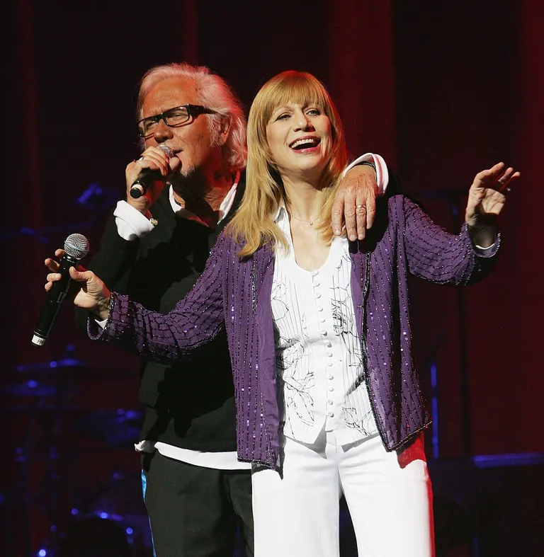Annie Stone Gautrat et Eric Charden se produisent lors du concert Age Tendre & Tetes de Bois qui a eu lieu au Théâtre Nikaia le 7 novembre 2008 à Nice, France. | Photo : Getty Images.