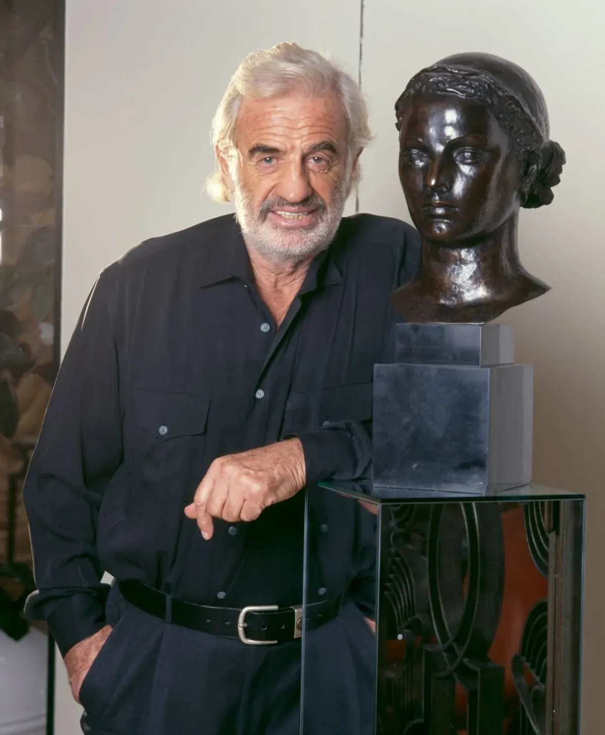 Jean-Paul BELMONDO de retour chez lui, dans son appartement de Saint-Germain-des-Prés après son alerte. | Photo : Getty Images