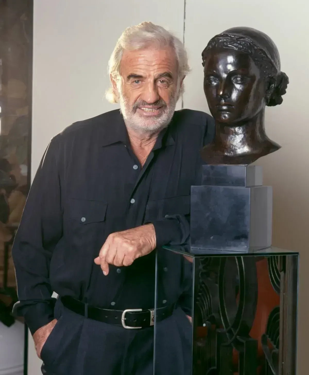 Jean-Paul BELMONDO de retour chez lui, dans son appartement de Saint-Germain-des-Prés après son alerte. | Photo : Getty Images