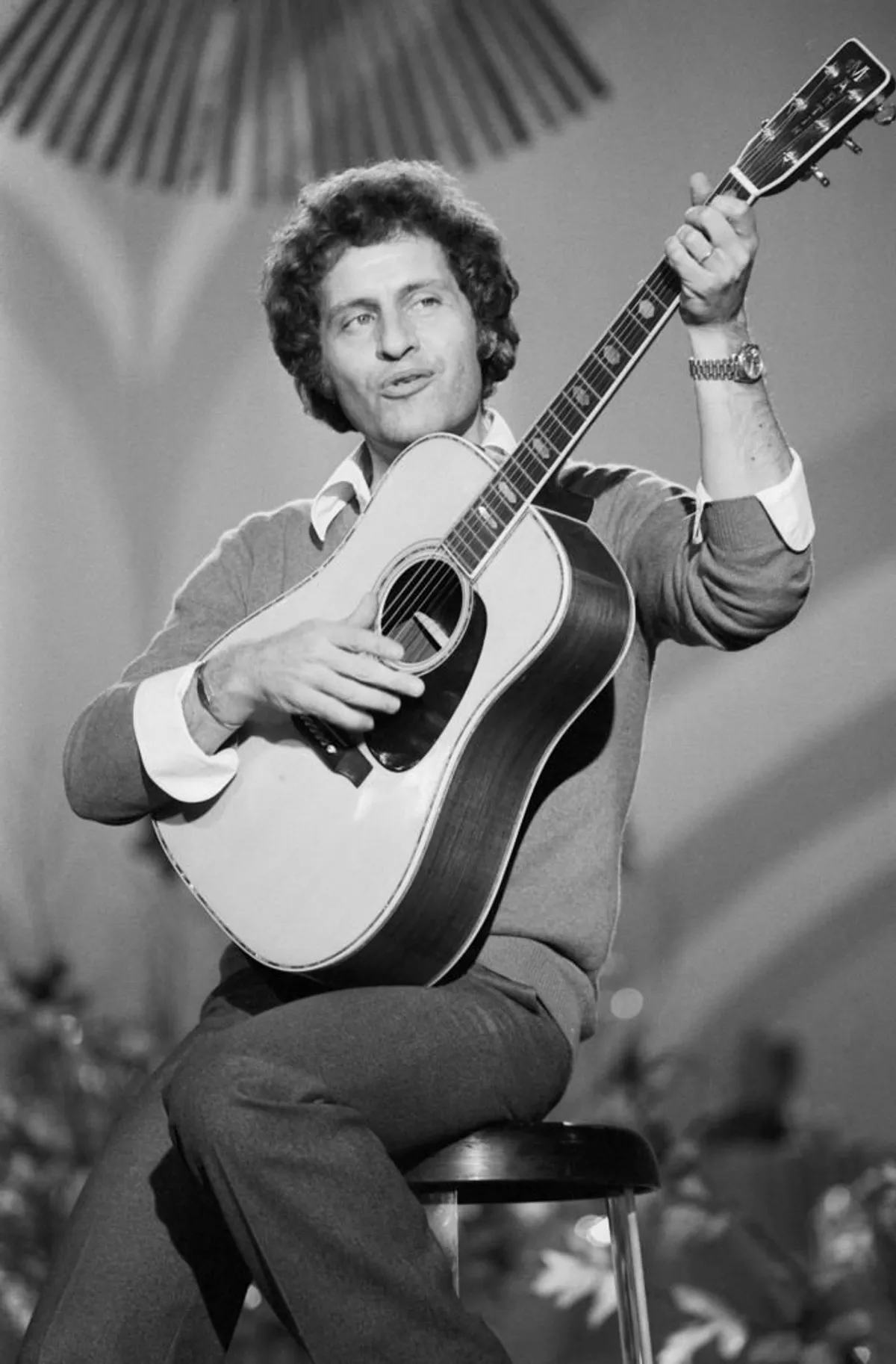 Joe Dassin jouant à la guitare | Photo : Getty Images