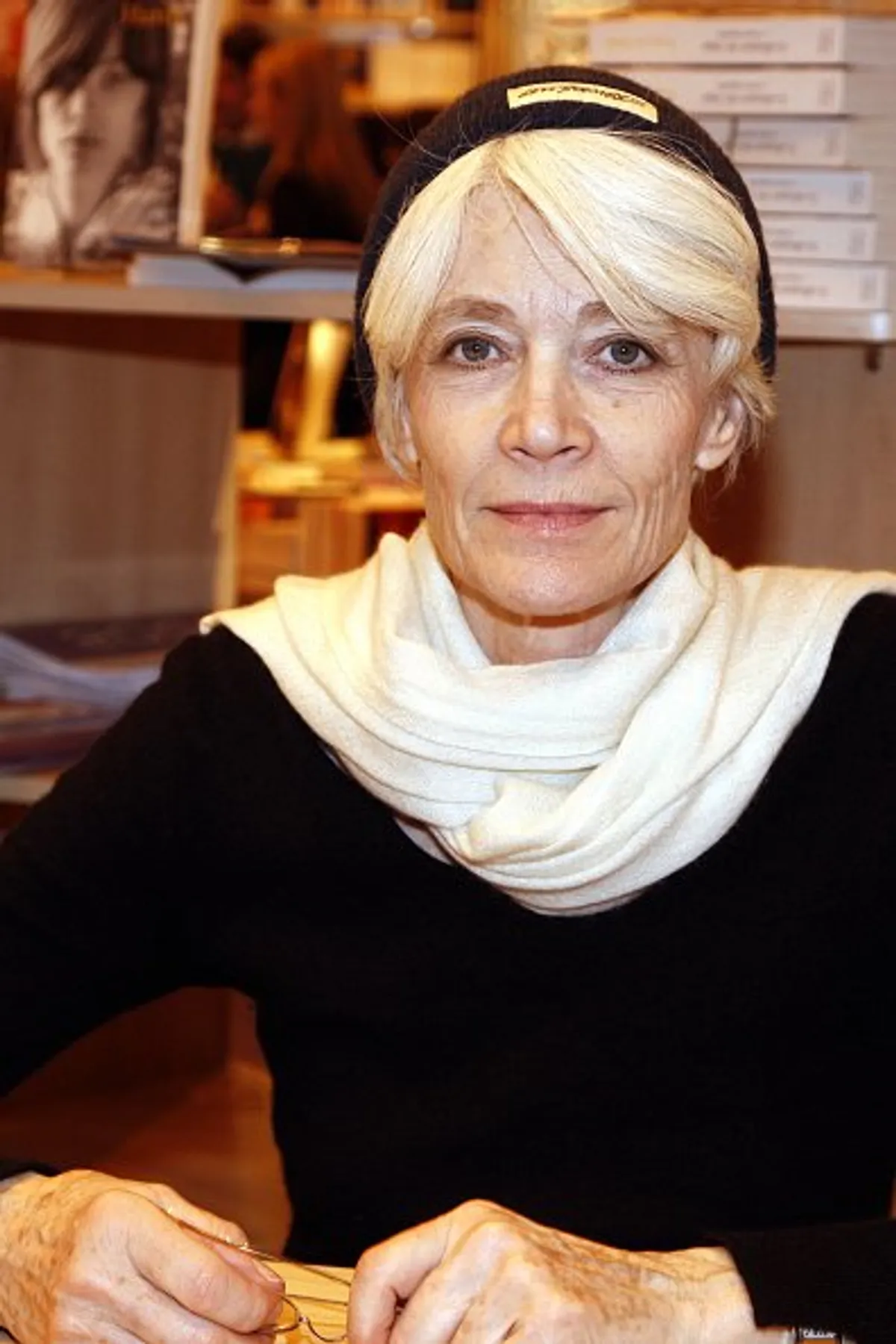 Françoise Hardy assiste au Salon du Livre 2009 à Paris. |Photo : Getty Images.