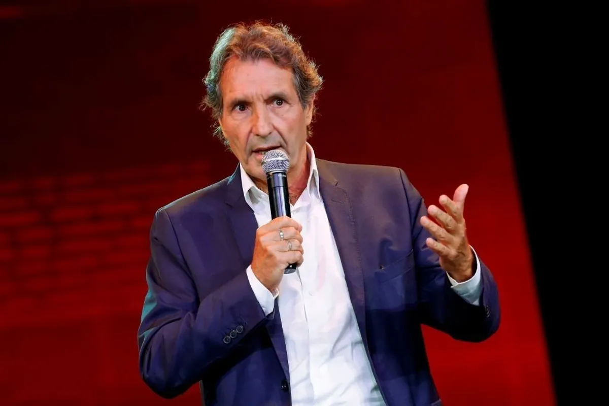 L'animateur TV Jean-Jacques Bourdin lors de la conférence de presse du groupe NextRadioTV à Paris, le 2 septembre 2015. | Photo : Getty Images