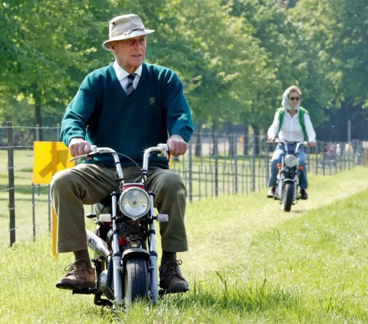 Le prince Philip et la Comtesse de Mountbatten. | Photo : Getty Images