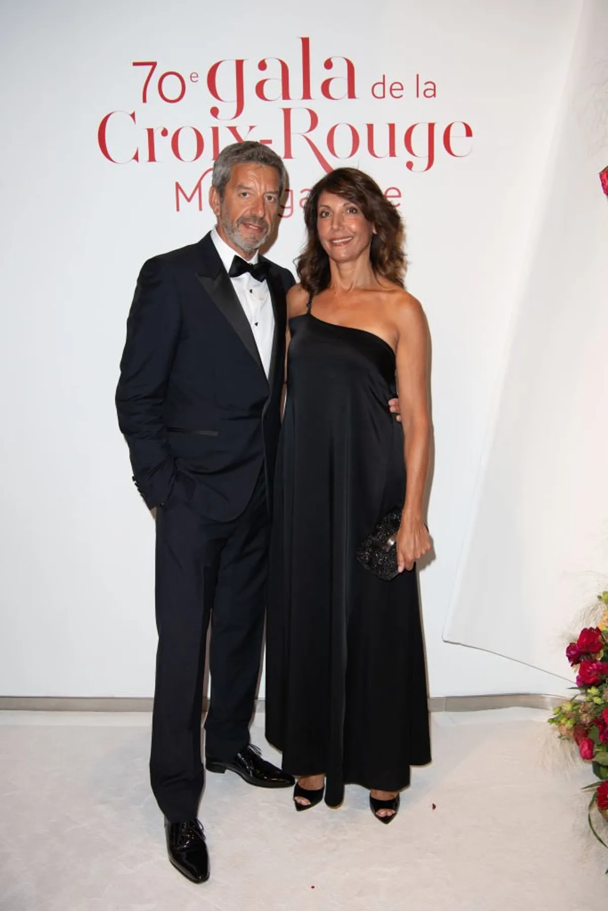 Michel Cymes et son épouse Nathalie assistent au 70e Bal de la Croix-Rouge monégasque le 27 juillet 2018 à Monte-Carlo, Monaco. | Photo : Getty Images