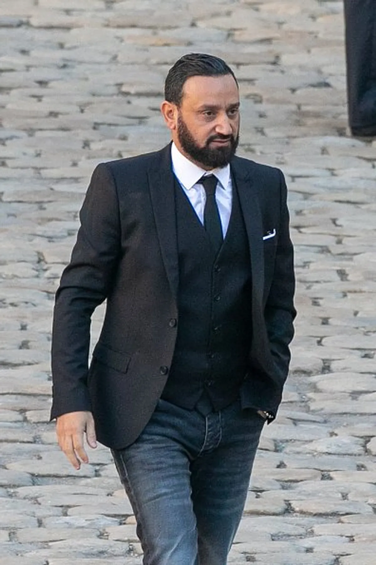 Cyril Hanouna assiste à l'hommage national à Charles Aznavour aux Invalides. | Photo : Getty Images