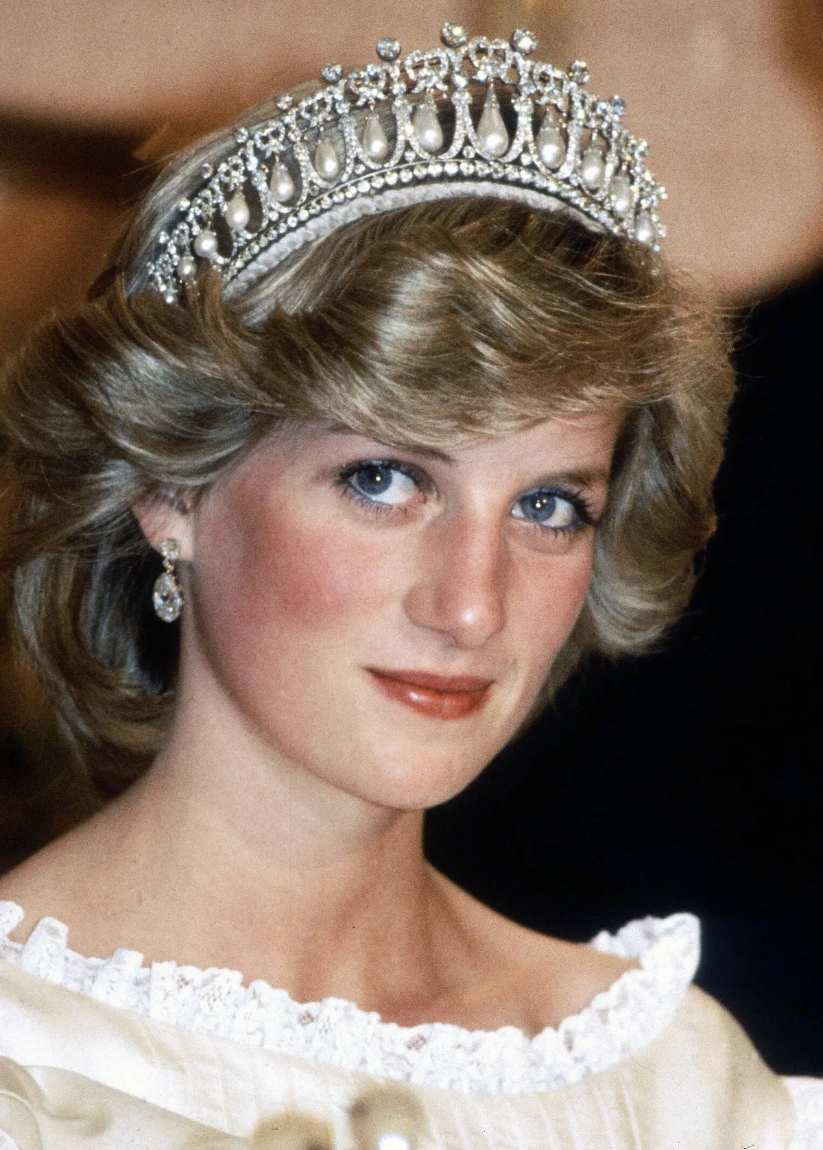 Diana, princesse de Galles, qui porte une robe à la Gina Fratina et la reine Mary Tiara, assiste à un banquet d'adieu le 29 avril 1983 à Aukland (Nouvelle-Zélande). | Photo : Getty Images.