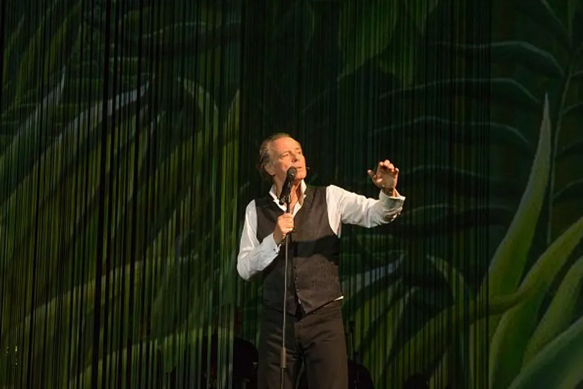 Michel Leeb se produit lors du spectacle "Michel Leeb 40 ans" au Casino de Paris. | Photo : Getty Images