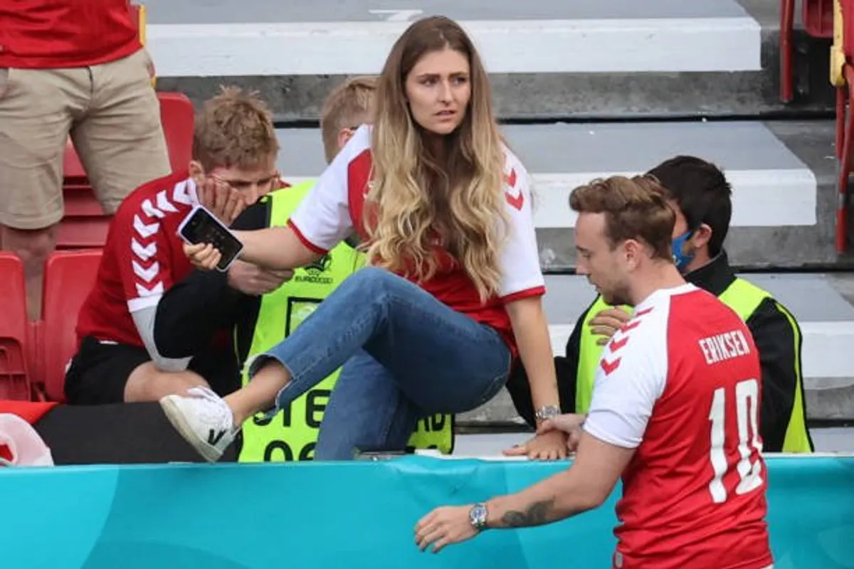 Christian Eriksen et Sabrina Kvist lors de la rencontre entre le Danemark et la Finlande le samedi 12 juin 2021 | Photo : Getty Images