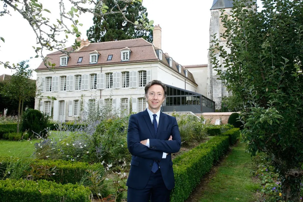 Stéphane Bern devant son bâtiment College Royal et Militaire. | Photo : Getty Images