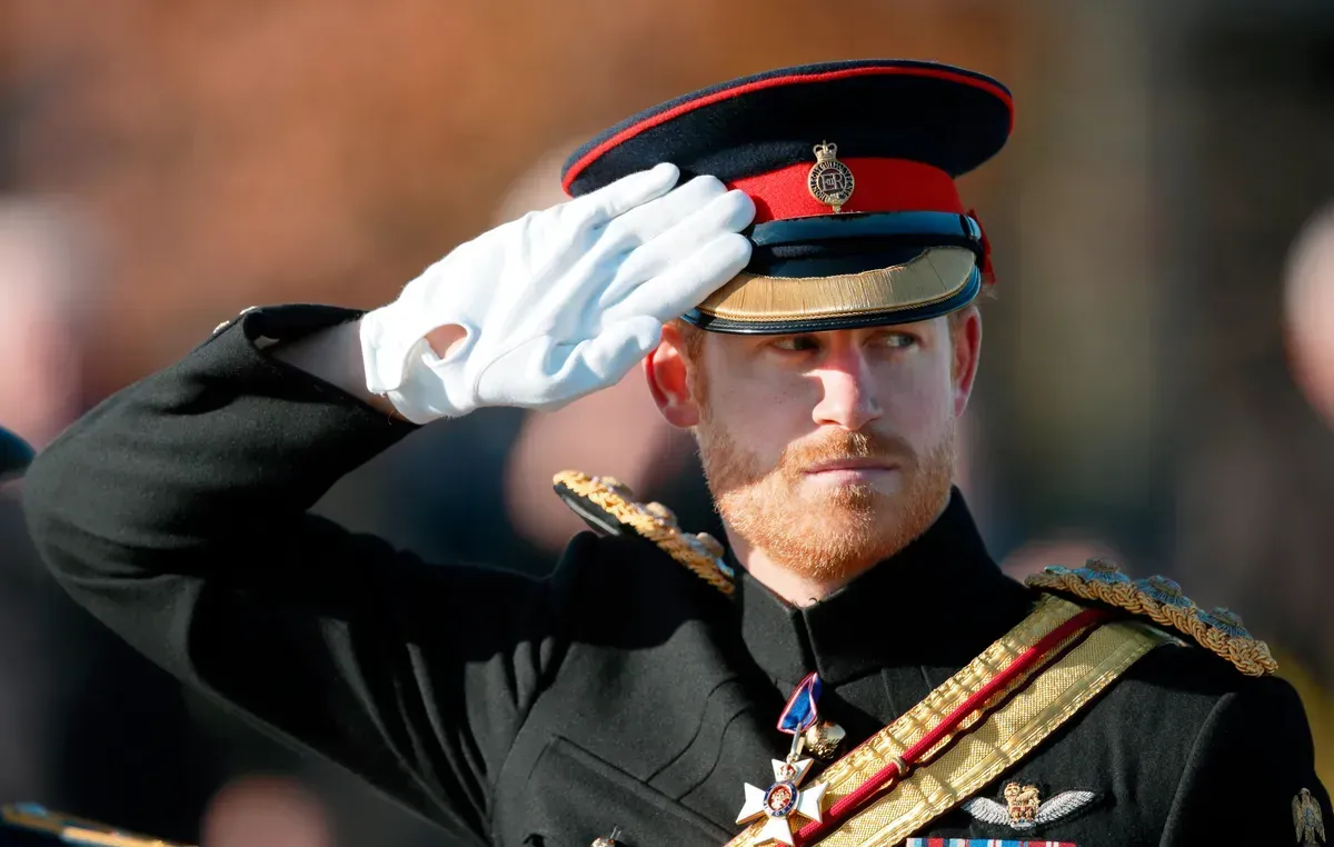 Le prince Harry assiste au service du jour de l'Armistice au National Memorial Arboretum le 11 novembre 2016 à Alrewas, en Angleterre | Photo : Getty Images