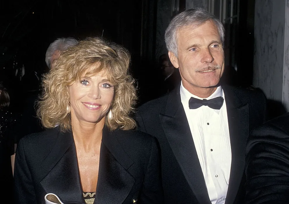 Jane Fonda und der Geschäftsmann Ted Turner nehmen am ersten jährlichen Glasnost-Preis der Volunteers of America teil. (Foto von Ron Galella, Ltd.) | Quelle: Ron Galella Collection über Getty Images