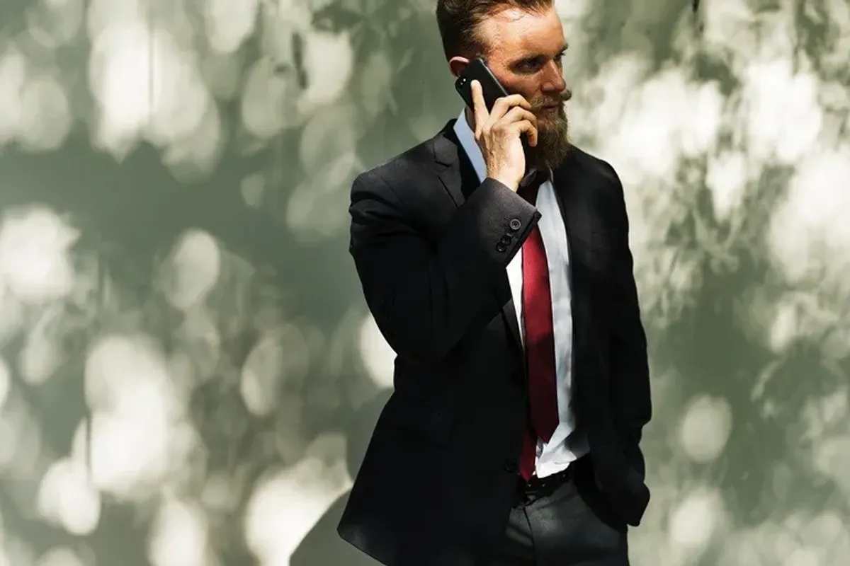 Tom Mabe au téléphone | Source : Pixabay
