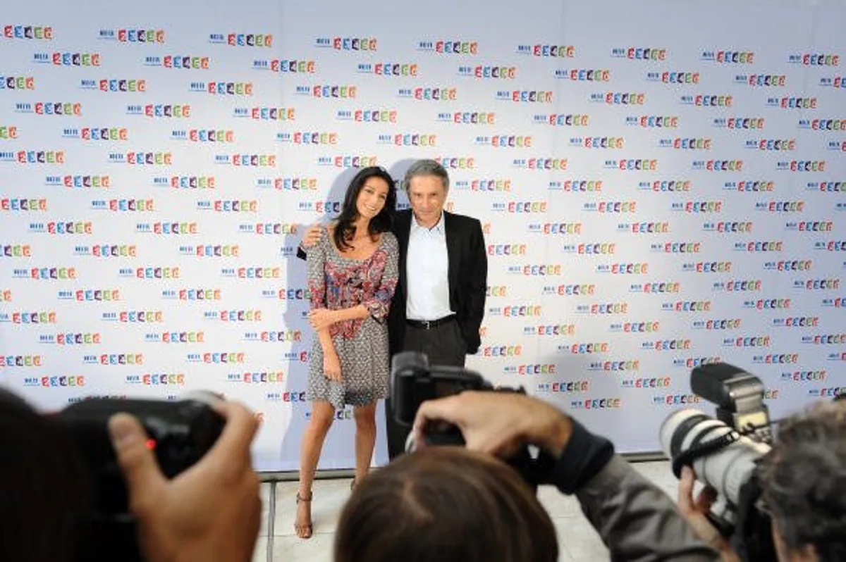 Michel Drucker et sa nièce Marie Drucker posent après la conférence de presse de rentrée du groupe. | Photo : Getty Images