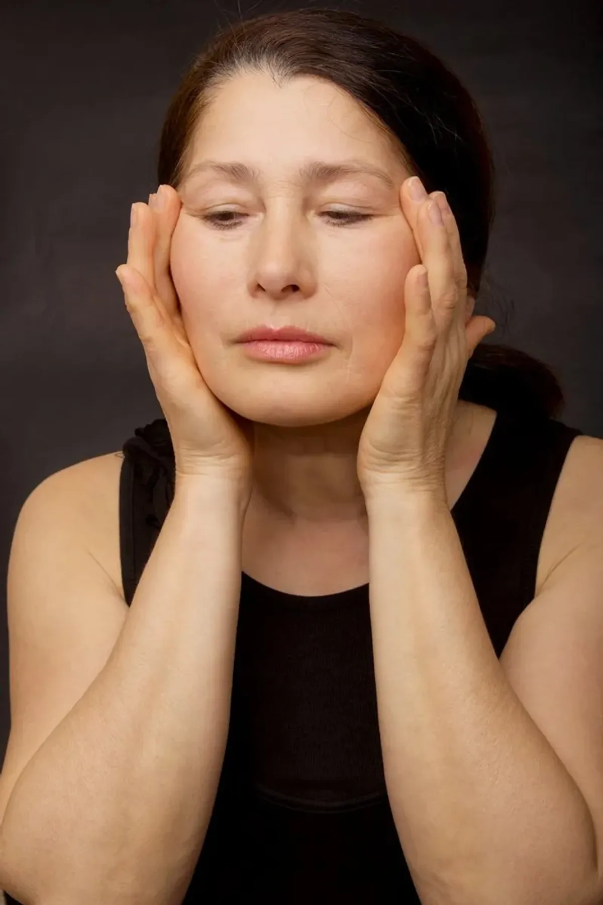 Une femme se tenant le visage | source : shuttertock